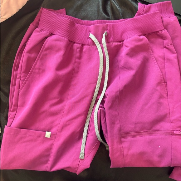 Fabletics Scrub Set - Picture 2 of 3